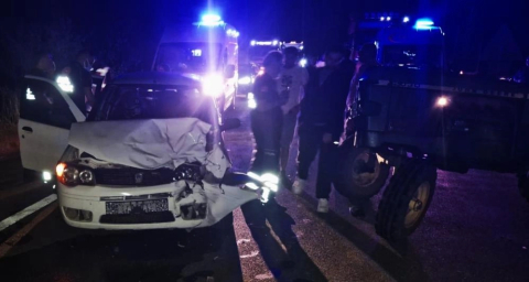 Karabük'te otomobil traktörle çarpıştı: 4 yaralı