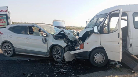 Şanlıurfa'da işçileri taşıyan minibüs otomobil ile çarpıştı: 10 yaralı