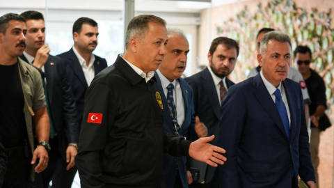 Bakan Yerlikaya, İzmir'deki saldırıda yaralananları hastanede ziyaret etti