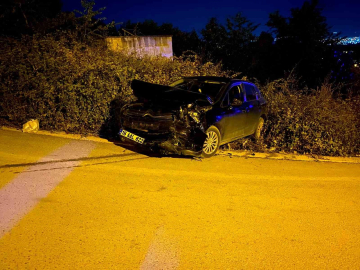 Bursa’da can pazarı: 2 otomobil kafa kafaya çarpıştı