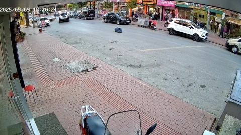 Cipe çarpan motosikletli metrelerce havaya savruldu: Kaza anı kamerada