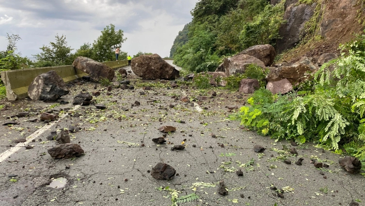 Artvin'de heyelan: Sahil yolu ulaşıma kapandı