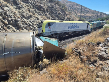 İki yük treni kafa kafaya çarpıştı