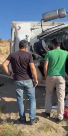 Kontrolden çıkan kamyon şarampole devrildi