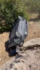 Bursa'da kamyonet tarlaya uçtu!