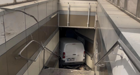 Bursa'da korkunç kaza: Otomobil metro istasyonuna daldı