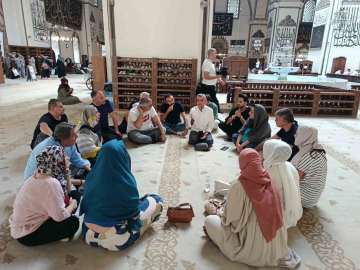 Bursalı rehberlere Ulu Cami'de hat sanatı eğitimi