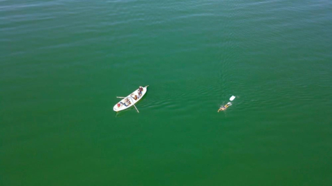 İznik Gölü'ndeki kuraklığa dikkat çekmek için kulaç attı