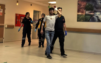 Spiralle demir keserken kendini yaraladı!