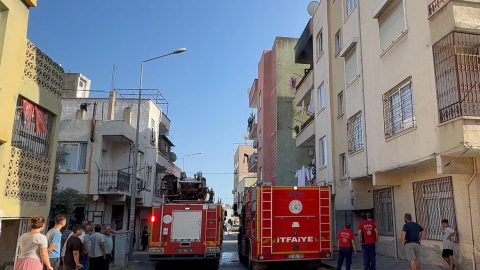 Oturduğu evi ateşe verip, eşyaları balkondan dışarı fırlattı