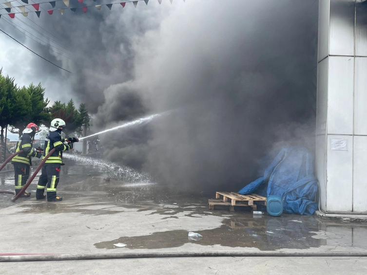 Trabzon'da hırdavat deposunda yangın