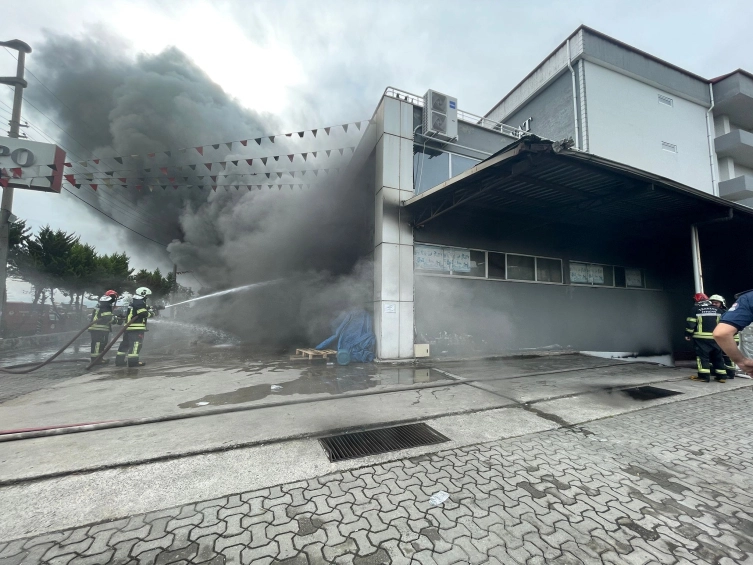 Trabzon'da hırdavat deposunda yangın