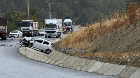 Bolu'da yağış nedeniyle 3 araç birbirine girdi