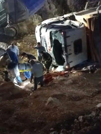 Kontrolden çıkan kamyon uçuruma yuvarlandı