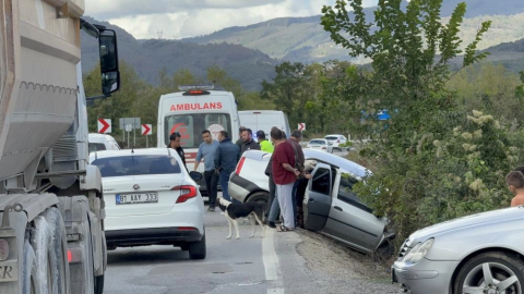Otomobiller çarpıştı: 1’i çocuk 4 kişi yaralı