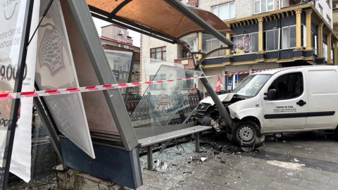 El freni çekilmeyen araç otobüs durağına daldı