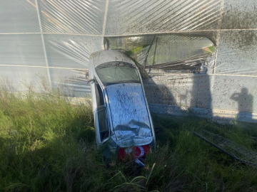 Kontrolden çıkan otomobil seraya girdi: 1 yaralı