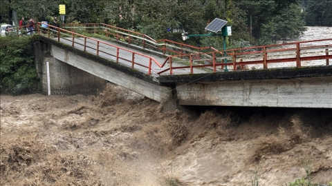 Sağanak yağış hayatı felç etti! Vatandaşlar iş makineleriyle kurtarıldı...