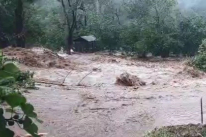 Sel faciası: 6 köye ulaşım tamamen kesildi