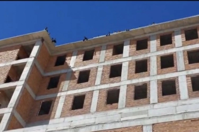 Maaşlarını alamayan işçiler isyan etti: "Atlayacağız"