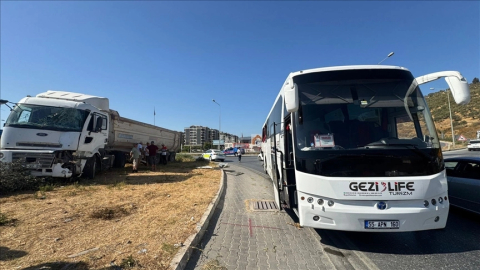 Kamyon gezi otobüsüne çarptı: 6 kişi yaralandı