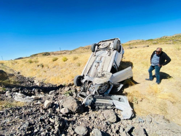 Hafif ticari araç takla attı: 1 yaralı