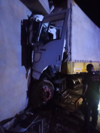 Kontrolden çıkan tır eve daldı: 1 ağır yaralı