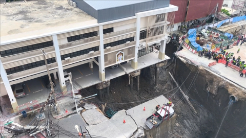 Yol çöktü: 50 metre derinliğinde çukur oluştu