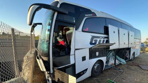 Yolcu otobüsü refüje girdi: 13 yaralı