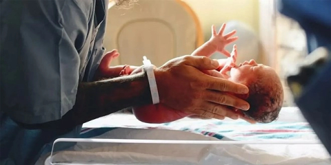 İlaçla erken doğum yaptırdığı iddia edilen doktor adli kontrol şartıyla serbest bırakıldı