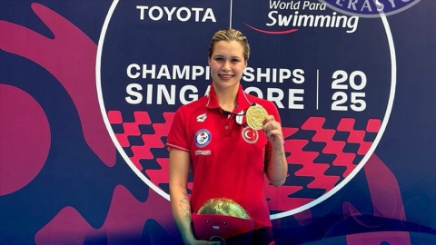 Milli para yüzücü Defne Kurt, dünya şampiyonu oldu