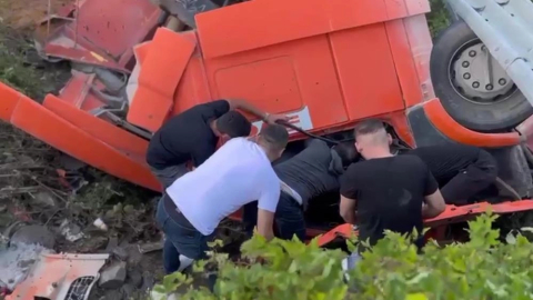 Tır devrildi: 1 yaralı