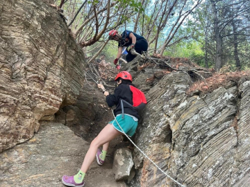 3 genç kayalıklarda mahsur kaldı