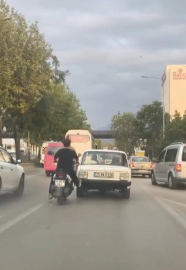 Bursa'da enteresan olay: Tek ayağıyla otomobili itti