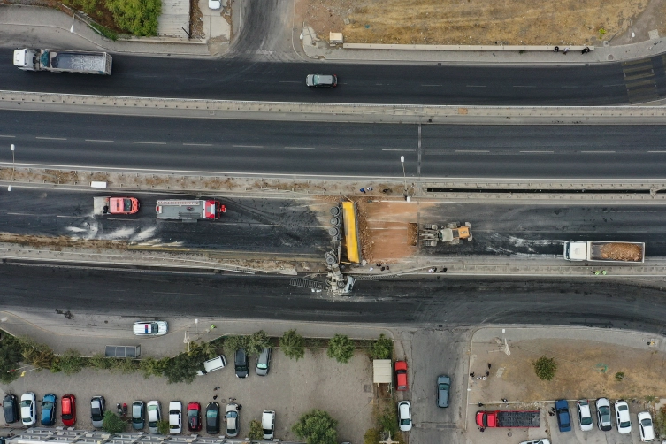 İzmir'de viyadükte asılı kalan tırın sürücüsü yaralandı