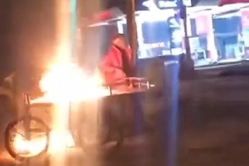 Ekmek teknesini ateşe verdi