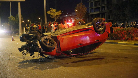Kontrolden çıktı, kaldırımdaki yayalara çarpıp devrildi: 3 ölü, 3 yaralı