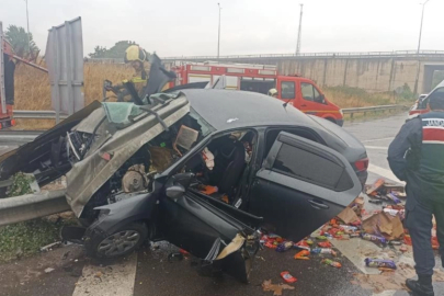 Bursa'da otomobil bariyerlere saplandı!