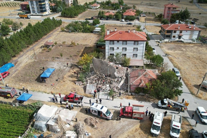 Ankara'da deprem riski nedeniyle boşaltılan 4 katlı bina çöktü
