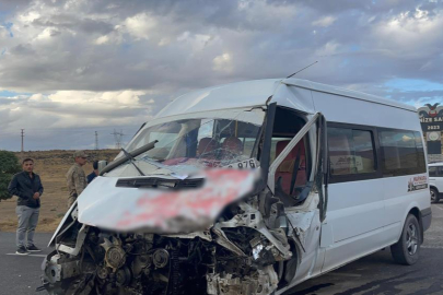 Okul servisiyle tır çarpıştı: 15 yaralı