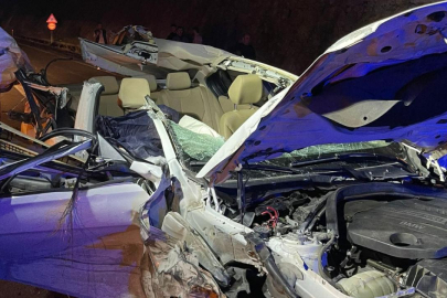 Tıra çarpan otomobildeki 1 kişi öldü, 1 kişi yaralandı