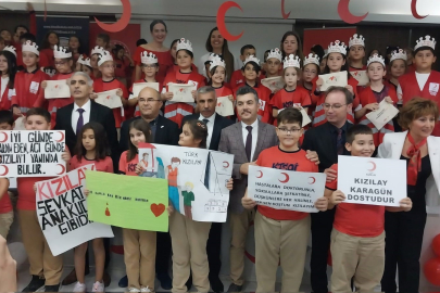 Bursa'da öğrenciler Kızılay kolluklarını taktı