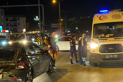 Kırmızı ışıkta duran otomobile kamyon çarptı: 2 yaralı