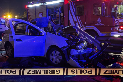 Otomobil bariyerlere saplandı: 1 ölü, 1 yaralı