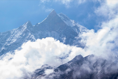 Everest Dağı'nda kar fırtınası: Yüzlerce kişi mahsur kaldı