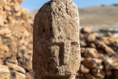 Karahantepe'de insan yüzlü dikilitaş bulundu