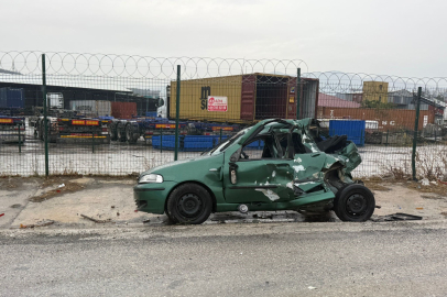 Bursa'da feci kaza: Otomobil kağıt gibi ezildi