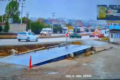 Bursa'da otomobilin park halindeki tıra çarptığı kaza güvenlik kamerasında