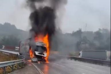 Bursa'da seyir halindeki tır alev alev yandı