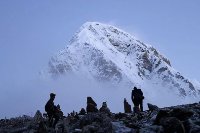 Everest’te kar fırtınası: 1 yürüyüşçü hayatını kaybetti